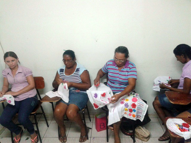 Prefeitura de Oeiras promove oficina de bordado para mães de famílias - Imagem 5