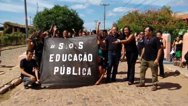 Durante evento professores fazem manifesto contra terceirização - Imagem 2
