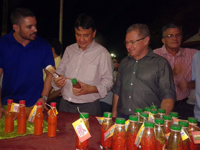 Wellington Dias visita EXPOEIRAS e doa tratores para produtores primários - Imagem 2