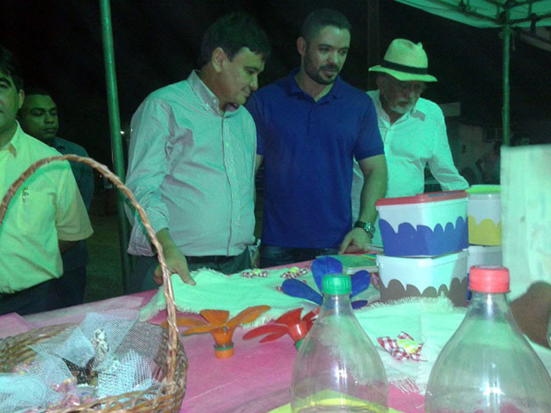 Wellington Dias visita EXPOEIRAS e doa tratores para produtores primários