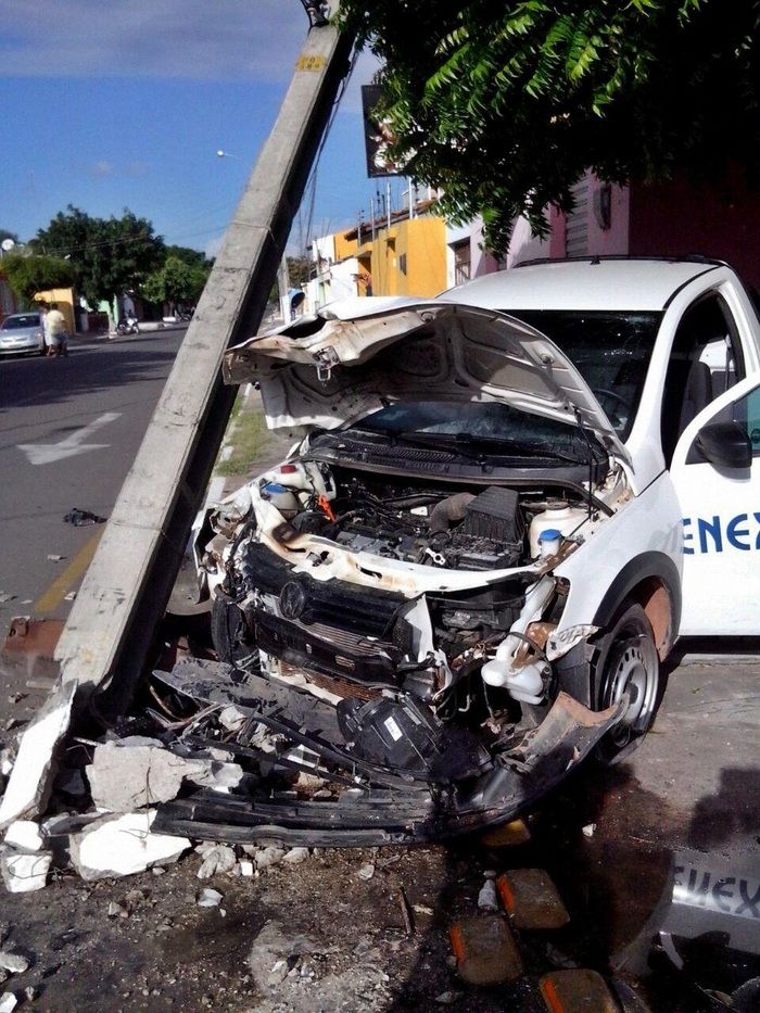 Veículo em alta velocidade derruba poste de energia em Parnaíba - Imagem 2