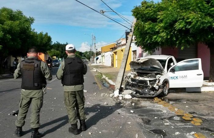 Veículo em alta velocidade derruba poste de energia em Parnaíba - Imagem 4