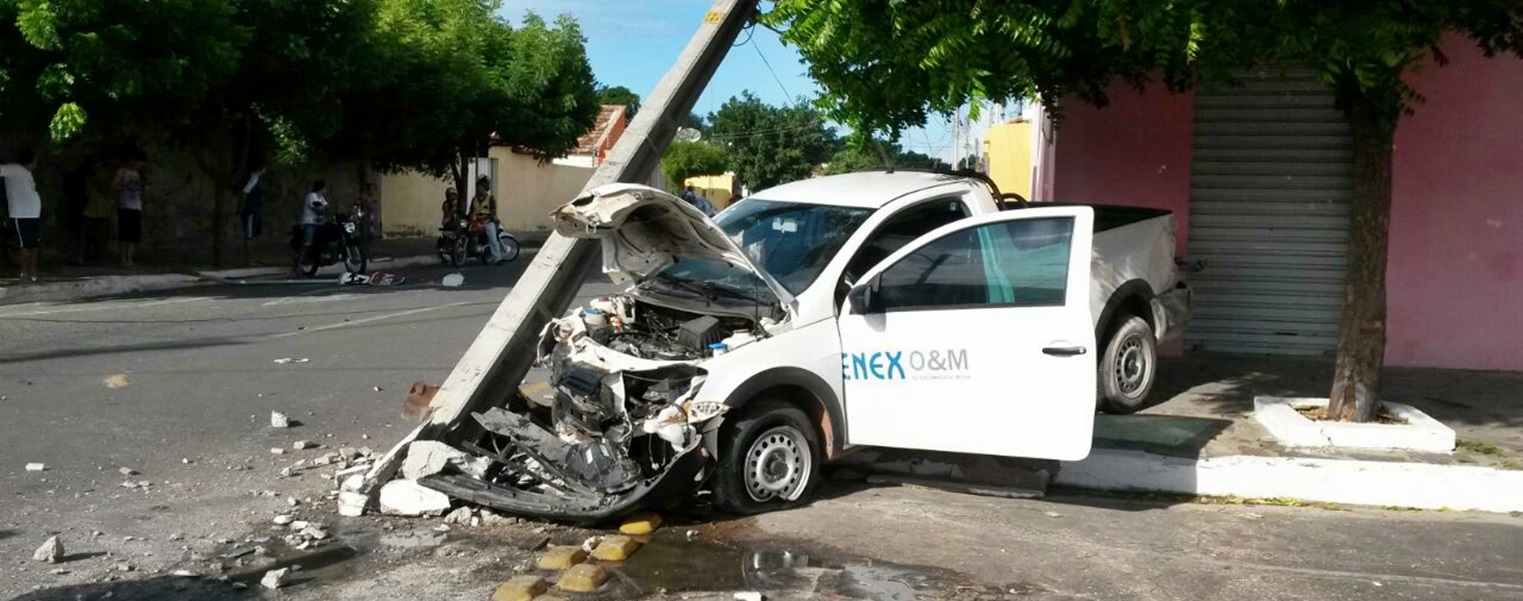 Veículo em alta velocidade derruba poste de energia em Parnaíba