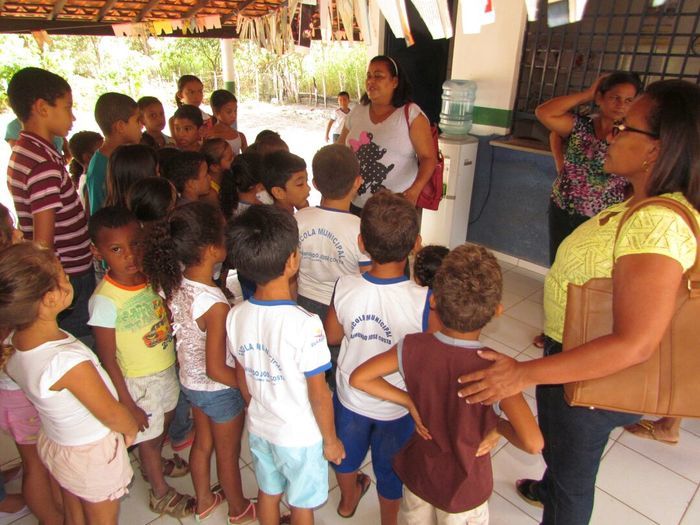 Prefeitura continua com a entrega de fardamento escolar no interior do município - Imagem 11