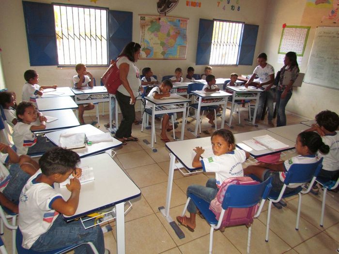 Prefeitura continua com a entrega de fardamento escolar no interior do município - Imagem 13