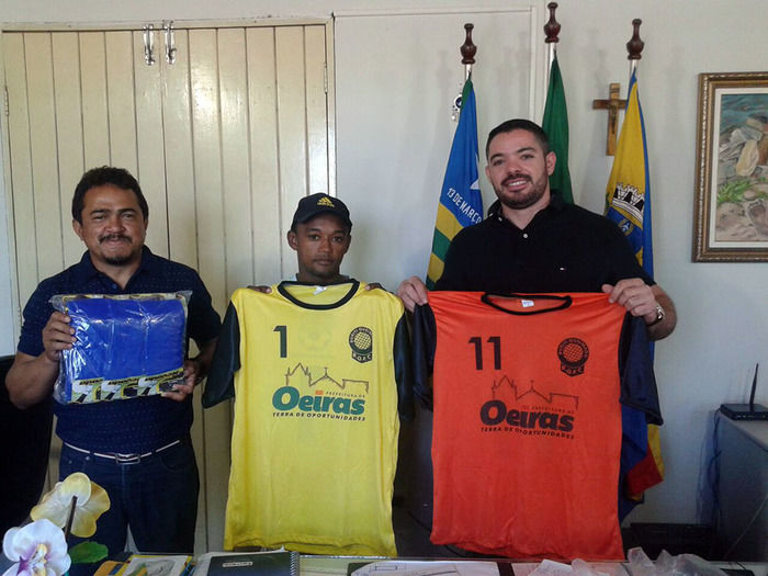 Lukano Sá entrega uniformes de futebol à equipes de Oeiras - Imagem 1