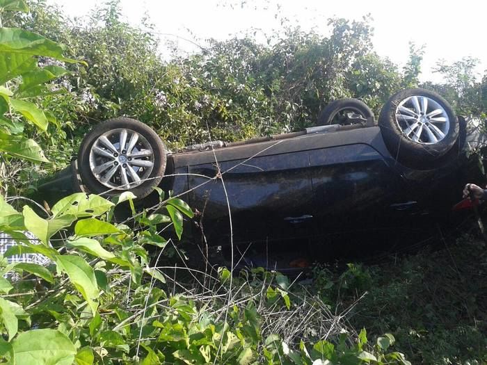 Carro capota em rodovia federal no norte do Piauí - Imagem 1