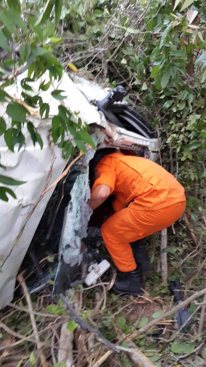 Veículo com três pessoas capota na BR-343 em Piripiri - Imagem 2