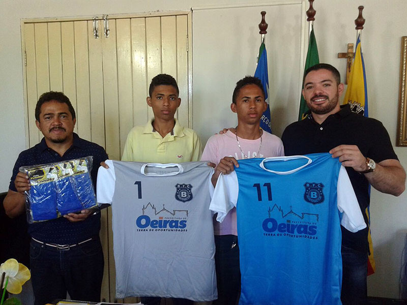 Lukano Sá entrega uniformes de futebol à equipes de Oeiras