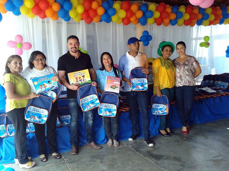 Lukano Sá entrega livros para crianças da rede municipal de ensino