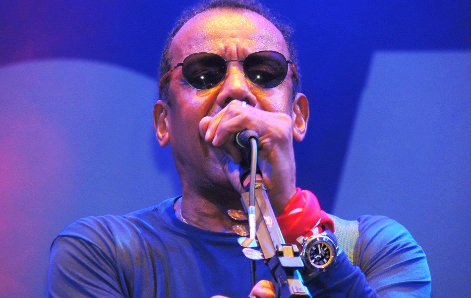 Jorge Bem Jor encanta público com seu repertório e gingado