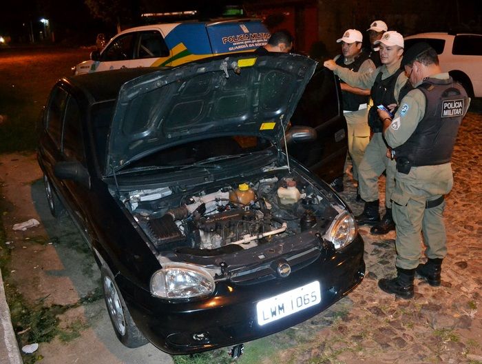 Carro foi encontrado abandonado no bairro Nova Parnaíba. (Foto: Kairo Amaral)