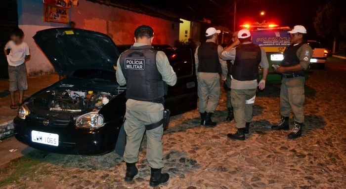 Policiais Militares realizando o levantamento do carro. (Foto: Kairo Amaral)