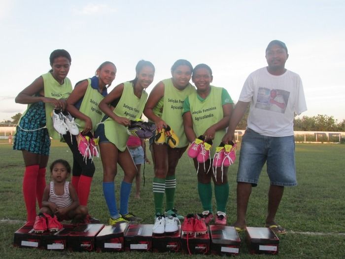 Secretaria de Esporte Faz entrega de Chuteiras para a Seleção Feminina de Futebol de Agricolândia - Imagem 2