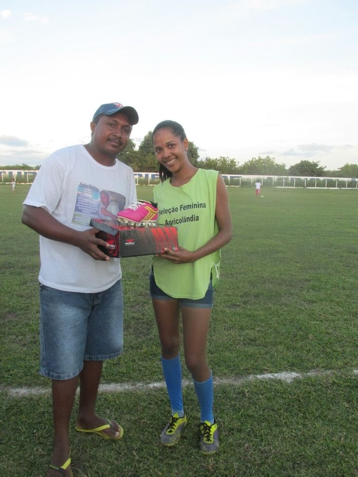 Secretaria de Esporte Faz entrega de Chuteiras para a Seleção Feminina de Futebol de Agricolândia - Imagem 5