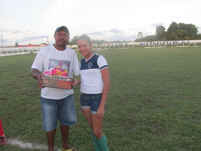 Secretaria de Esporte Faz entrega de Chuteiras para a Seleção Feminina de Futebol de Agricolândia - Imagem 8