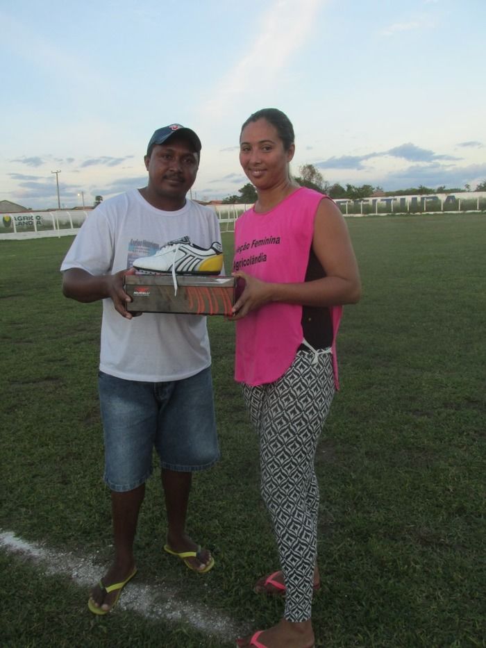 Secretaria de Esporte Faz entrega de Chuteiras para a Seleção Feminina de Futebol de Agricolândia - Imagem 13