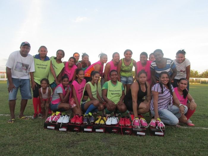 Secretaria de Esporte Faz entrega de Chuteiras para a Seleção Feminina de Futebol de Agricolândia - Imagem 1
