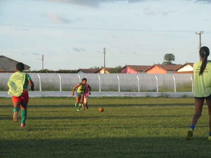 Secretaria de Esporte Faz entrega de Chuteiras para a Seleção Feminina de Futebol de Agricolândia - Imagem 32