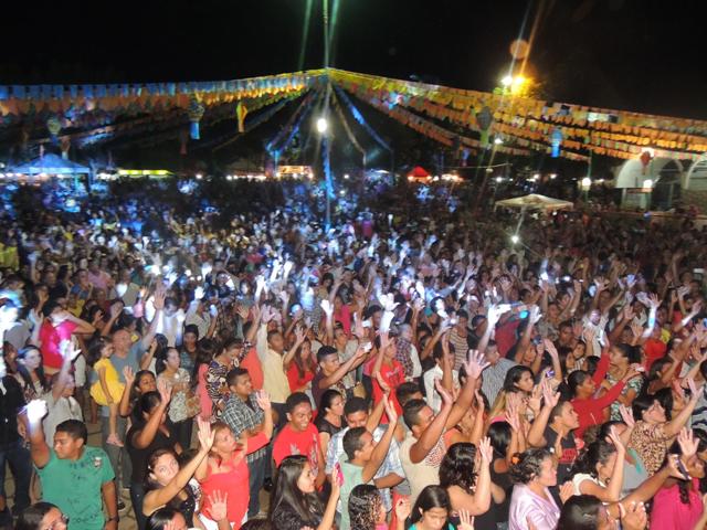 Dia do evangélico reúne multidão em praça pública na cidade de Água Branca - Imagem 12