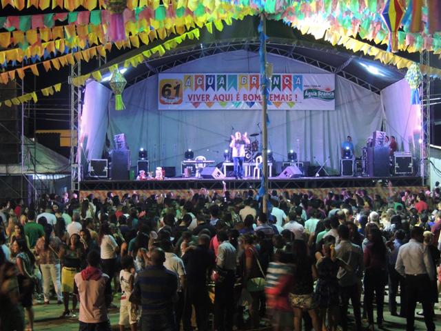 Dia do evangélico reúne multidão em praça pública na cidade de Água Branca - Imagem 16