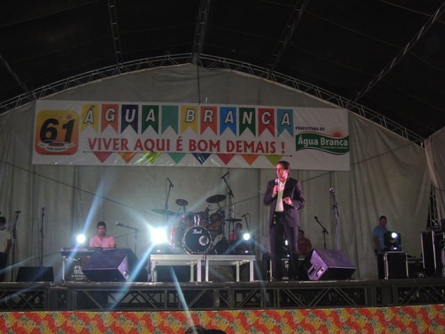 Dia do evangélico reúne multidão em praça pública na cidade de Água Branca - Imagem 1