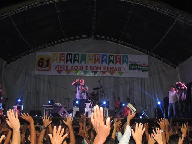 Dia do evangélico reúne multidão em praça pública na cidade de Água Branca - Imagem 13