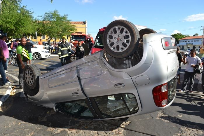 Carro capota com mulher e criança dentro no centro de Parnaíba - Imagem 1