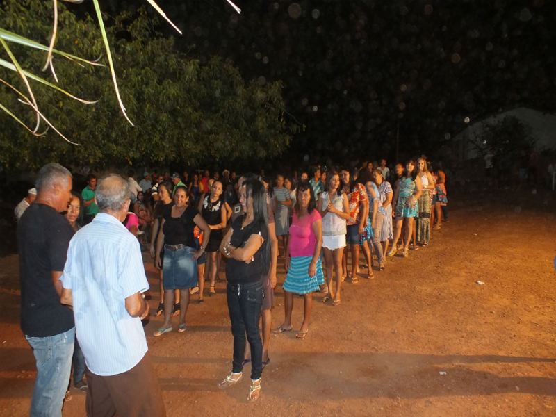 No interior do Piauí, Família e comunidade pagam promessa com Roda de São Gonçalo.