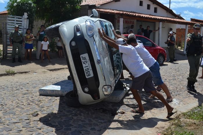 Capotamento em Parnaíba deixa três pessoas feridas - Imagem 5