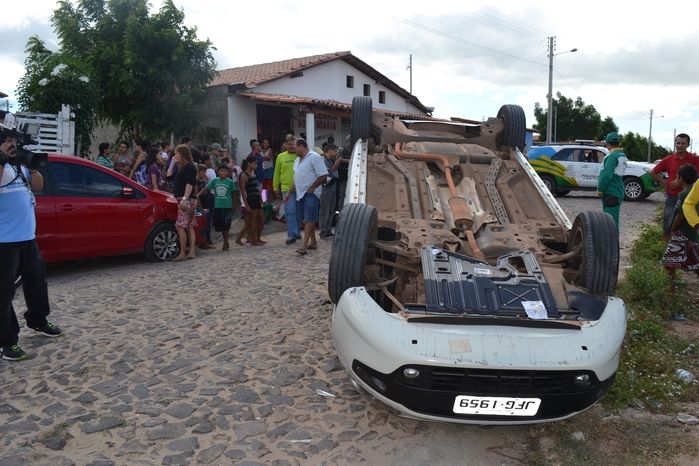 Capotamento em Parnaíba deixa três pessoas feridas - Imagem 2