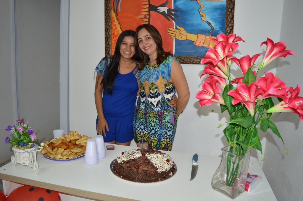Amigas de trabalho fazem surpresa para a Coordenadora da Semtas, Dasdores Silva pela passagem do seu aniversário