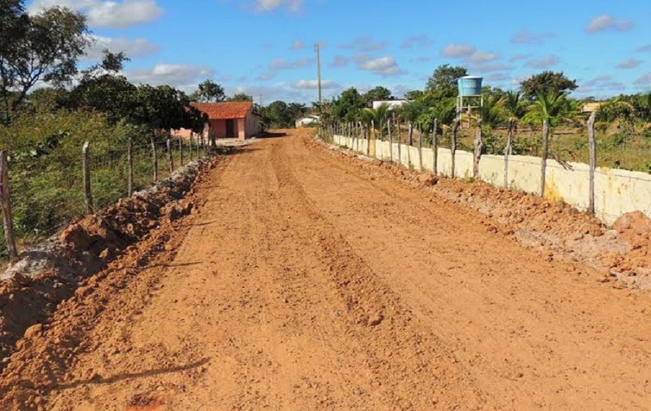 Prefeitura recupera estrada da Aroeira
