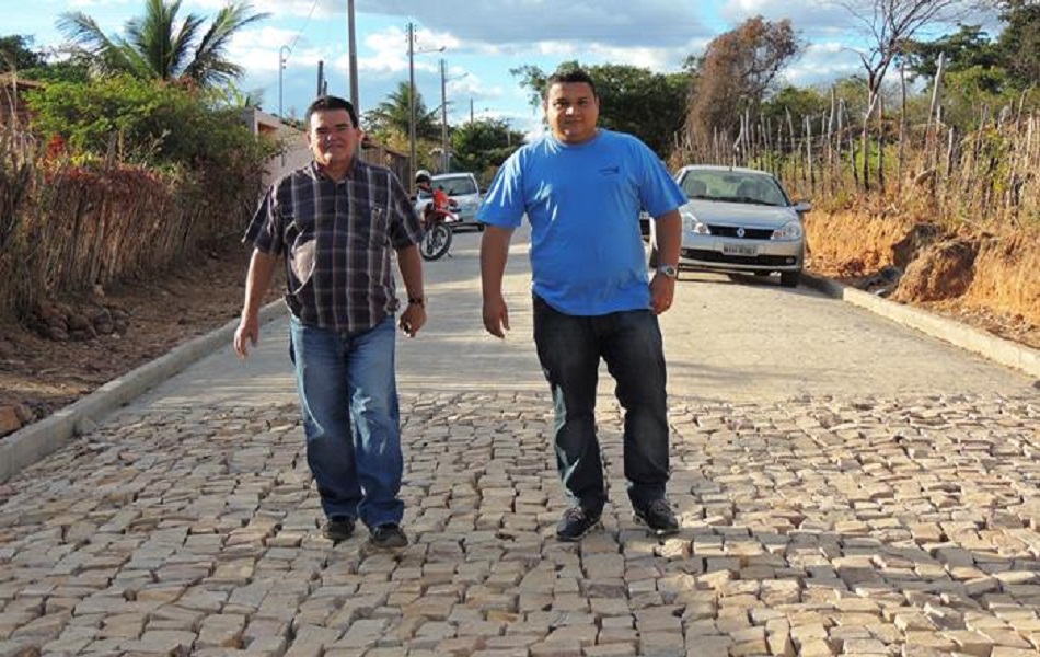 Vereadores Chico Zaca e Ewerton Filho visitam obras em andamento