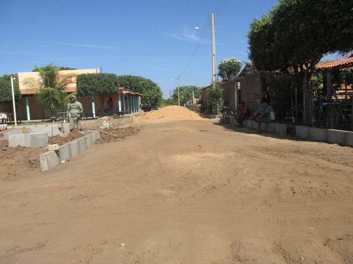 Prefeitura de Agricolândia Constrói calçamentos com recurso próprio do município  - Imagem 6