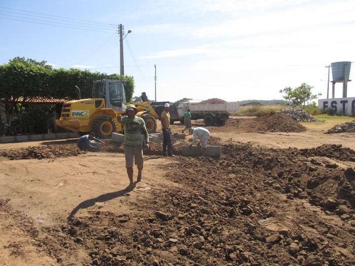 Prefeitura de Agricolândia Constrói calçamentos com recurso próprio do município  - Imagem 3