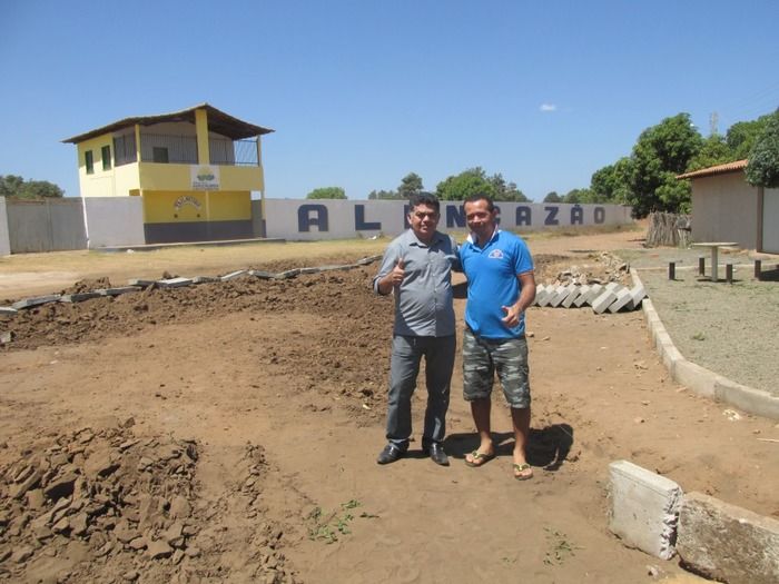 Prefeitura de Agricolândia Constrói calçamentos com recurso próprio do município  - Imagem 1