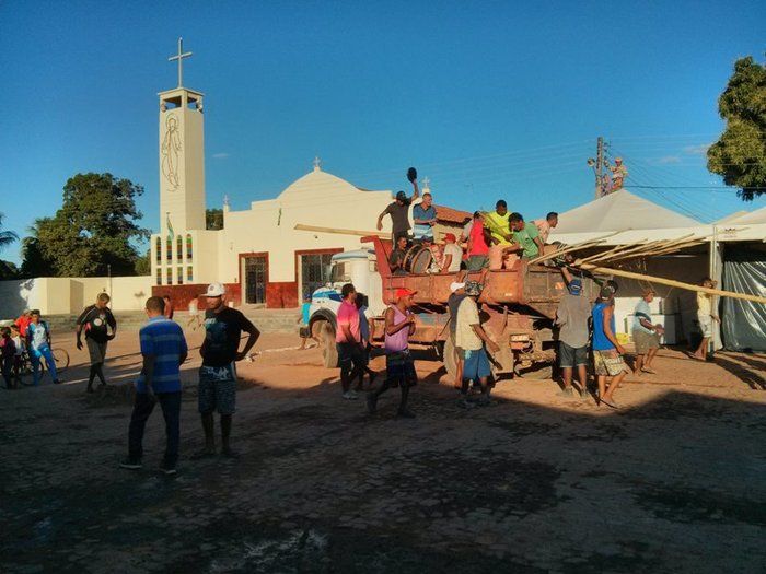 Chegada e levantamento do mastro, uma festa na abertura do festejo do Padroeiro da cidade  - Imagem 1