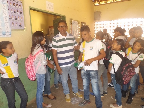 Prefeito Delano Parente e Secretário de Educação fazem entrega de uniformes escolares - Imagem 2