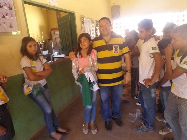 Prefeito Delano Parente e Secretário de Educação fazem entrega de uniformes escolares - Imagem 3