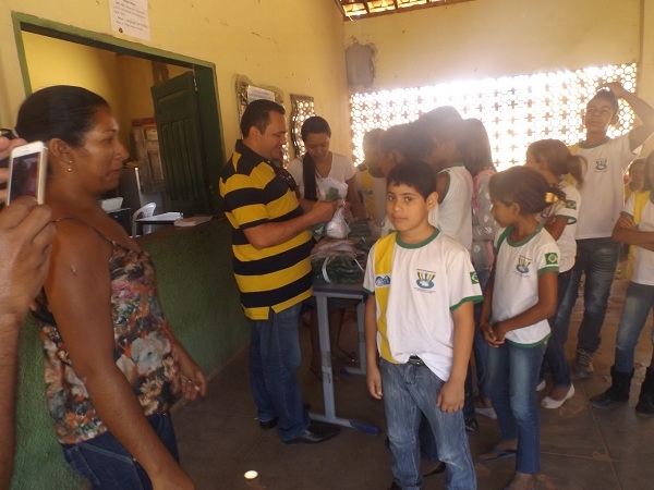 Prefeito Delano Parente e Secretário de Educação fazem entrega de uniformes escolares - Imagem 1