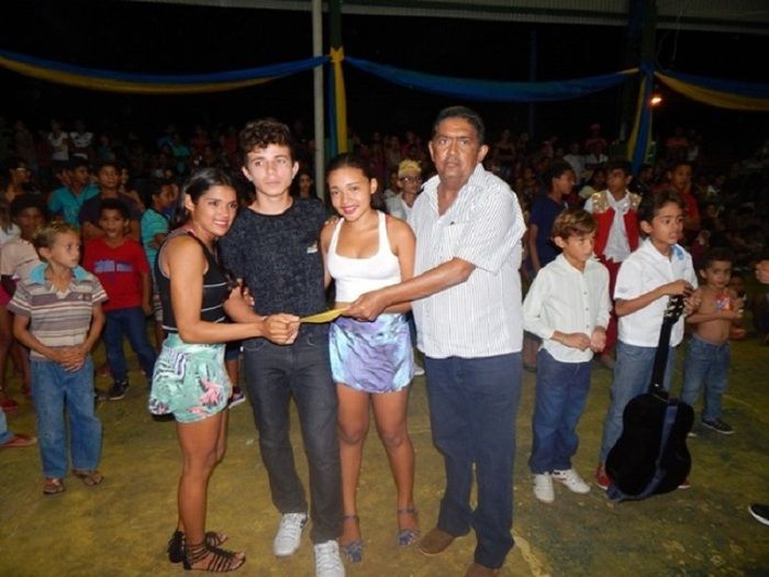 Prefeito Tintin distribui prêmios no dia do estudante - Imagem 1