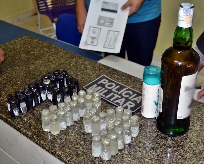 Primos são flagrados pela PM com 60 frascos de “loló” em Parnaíba - Imagem 2