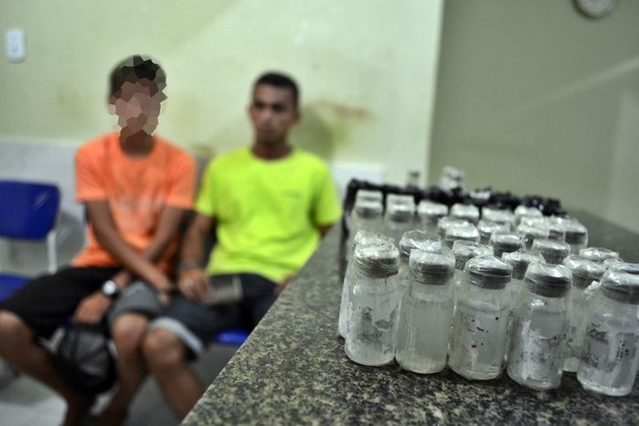 Primos são flagrados pela PM com 60 frascos de “loló” em Parnaíba - Imagem 3