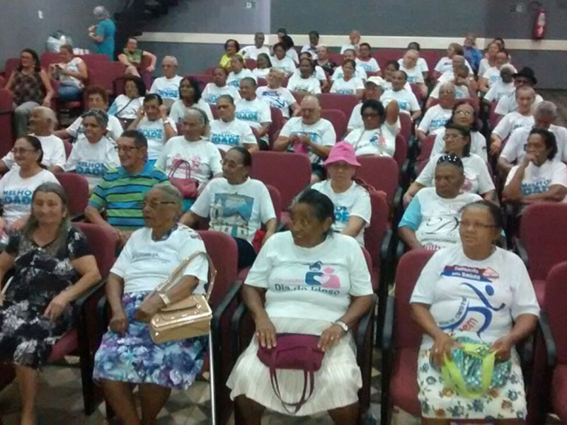 Grupo da melhor idade de Oeiras é contemplada com sessão especial de cinema