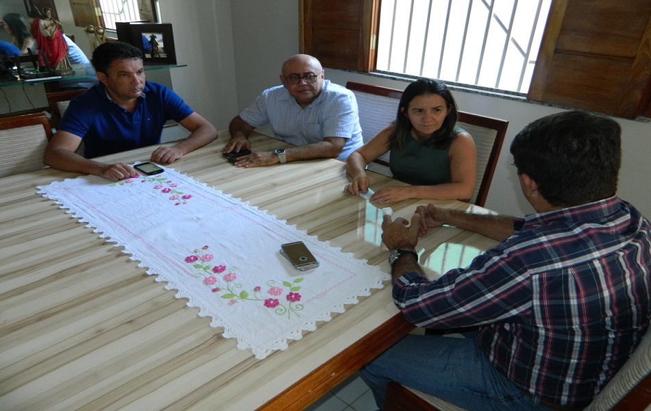 Após reunião com engenheiros, Neuma Café anuncia retomada de obra de esgotamento em Pedro II