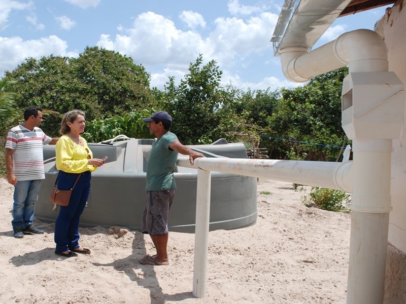 Prefeita Vânia Ribeiro comemora satisfação de moradores com instalação das cisternas