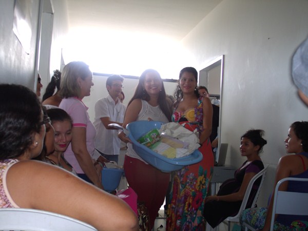 Secretarias Municipais de Saúde e Assistência Social promovem palestras e entrega de kits de enxoval para gestantes de Cajueiro da Praia - Imagem 9