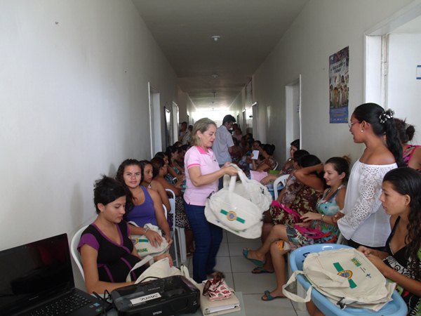 Secretarias Municipais de Saúde e Assistência Social promovem palestras e entrega de kits de enxoval para gestantes de Cajueiro da Praia - Imagem 10