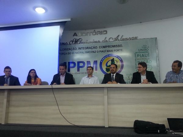 Prefeito de Santo Inácio participa de protesto a favor dos municípios - Imagem 6